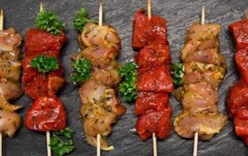 Platter of 6 marinated skewers for the BBQ (beef & chicken) for 2-3 people